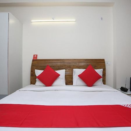 Oyo 28670 Hotel Dev Palace 古尔冈 外观 照片