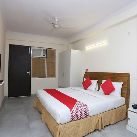 Oyo 28670 Hotel Dev Palace 古尔冈 外观 照片