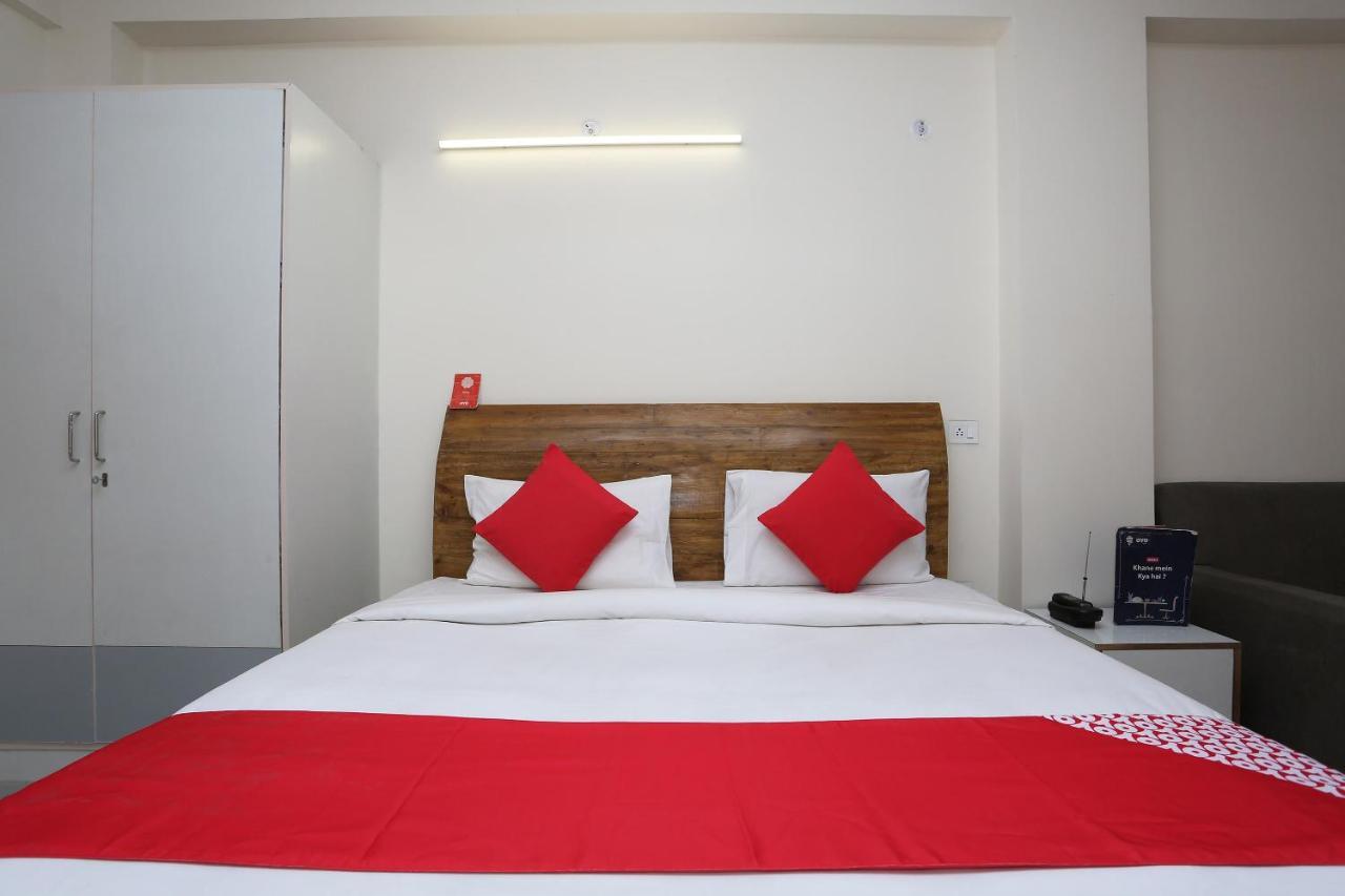 Oyo 28670 Hotel Dev Palace 古尔冈 外观 照片