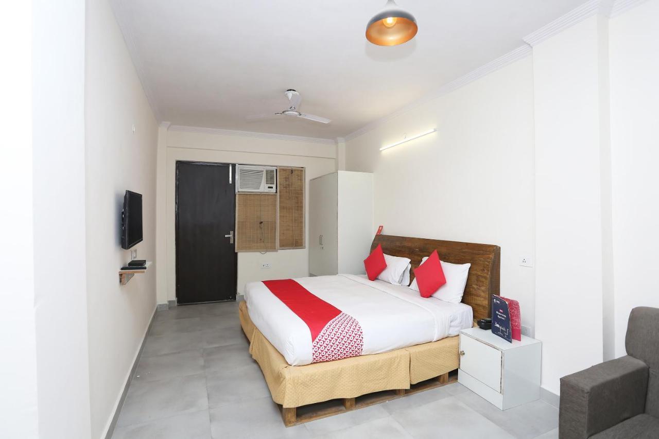 Oyo 28670 Hotel Dev Palace 古尔冈 外观 照片