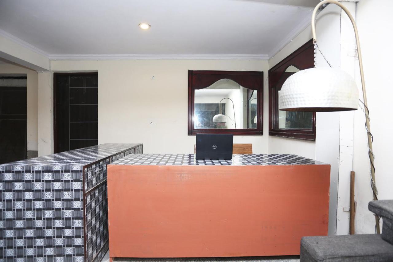 Oyo 28670 Hotel Dev Palace 古尔冈 外观 照片