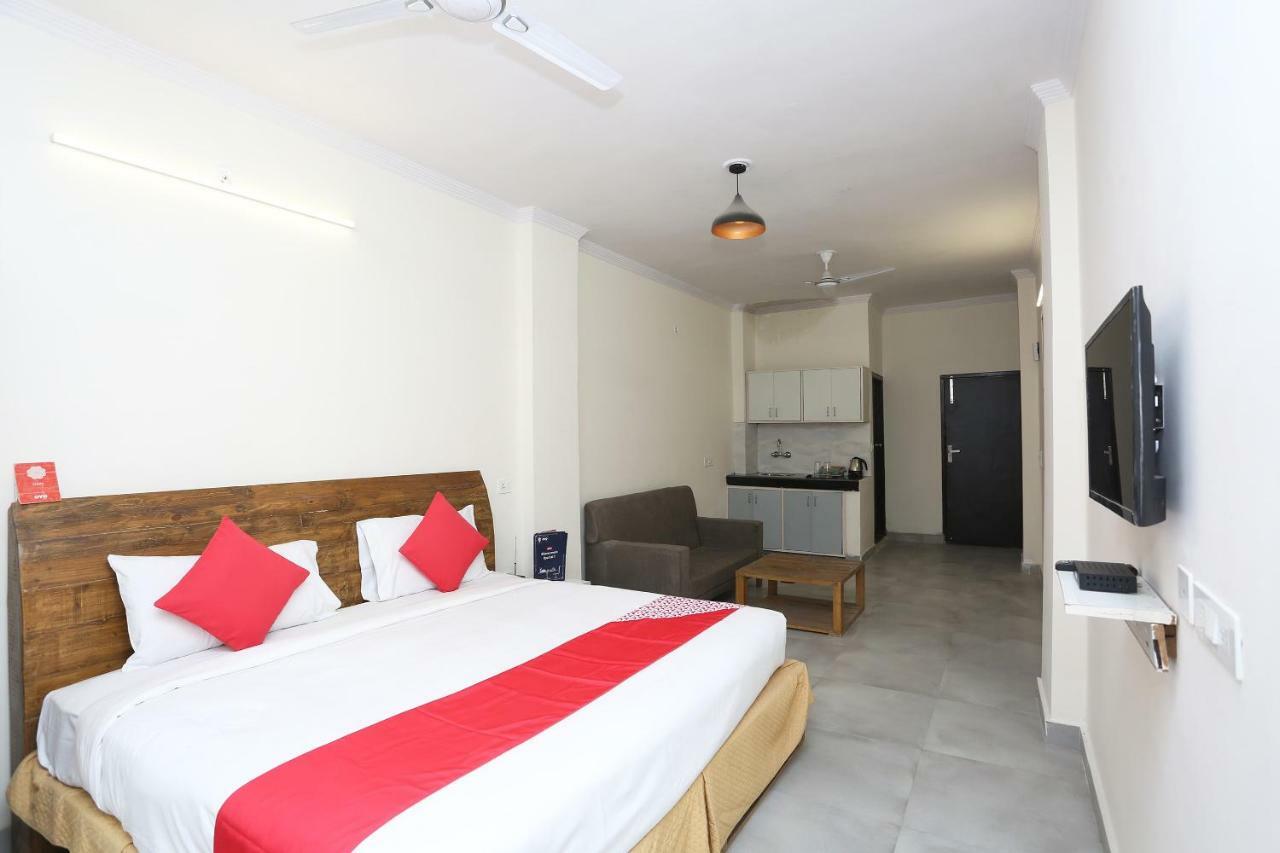 Oyo 28670 Hotel Dev Palace 古尔冈 外观 照片