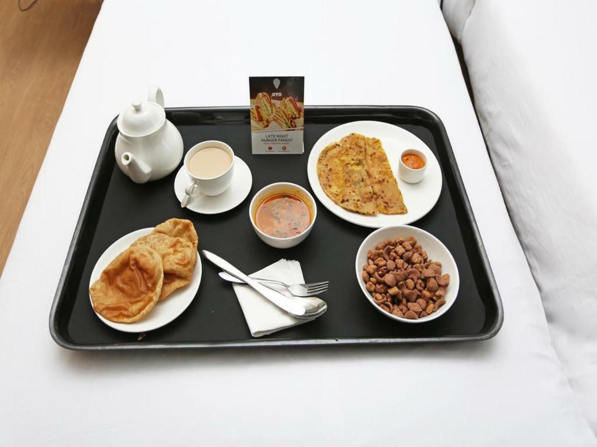 Oyo 28670 Hotel Dev Palace 古尔冈 外观 照片